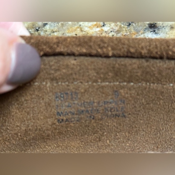 Minnetonka Womens Brown Suede Kilty Hardsole moccasins with Coral Laces - Size 9 - Picture 8 of 8